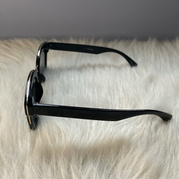 Chic Black Square Sunglasses - Picture 4 of 4